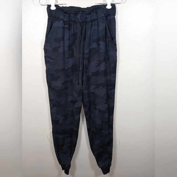 Lululemon Stretch High-Rise Jogger in camo size 4 - Picture 2 of 10
